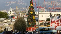 Pakaian dan peralatan milik petugas pemadam kebakaran yang tewas dalam ledakan di Pelabuhan Beirut diletakkan pada sebuah pohon Natal di Beirut, Lebanon (20/12/2020). Pohon Natal ini didirikan pada Minggu (20/12) di dekat Pelabuhan Beirut. (Xinhua/Bilal Jawich)