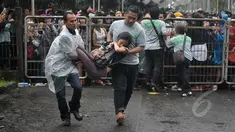Sejumlah wanita pingsan saat mengantre untuk menonton konser One Direction, Senayan, Jakarta, Rabu (25/3/2015). Puluhan ribu orang rela mengantre untuk melihat konser One Direction. (Liputan6.com/Johan Tallo)