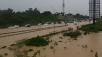 Suasana banjir yang menenggelamkan jalan tol Cibatu Karawang. (@NethaniaAlysia)