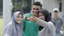 Bek Timnas Indonesia, Rachmat Irianto, foto bersama fans usai latihan di Lapangan ABC Senayan, Jakarta, Kamis (22/2/2018). Latihan ini dilakukan untuk persiapan Piala AFF U-18 2018 dan Piala Asia U-19 2018. (Bola.com/M Iqbal Ichsan)