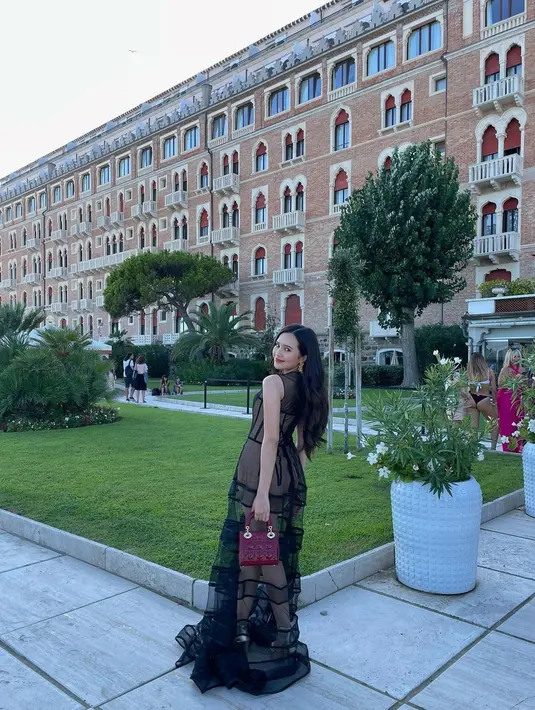 Gaun transparan itu memiliki motif bustier di bagian luar dengan inner nude [@bebytsabina]