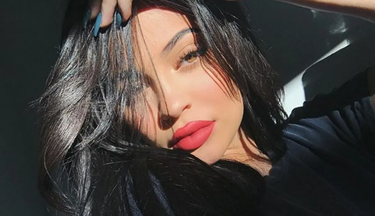 Kylie Jenner, tidak lepas dari paras seksi dan baju yang terbuka. Namun penampilannya menjadi berubah ketika rumor soal kehamilannya merebak di muka publik belakangan ini. (Instagram/Kyliejenner)