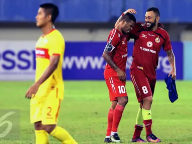 Pemain Semen Padang, Marcel Silva Sacramento dan Vendry Mofu berpelukan usai menumbangkan Bhayangkara FC di laga 8 besar Piala Presiden 2017 di Stadion Manahan, Solo, Minggu (26/2). Semen Padang unggul 1-0. (Liputan6.com/Helmi Fithriansyah)