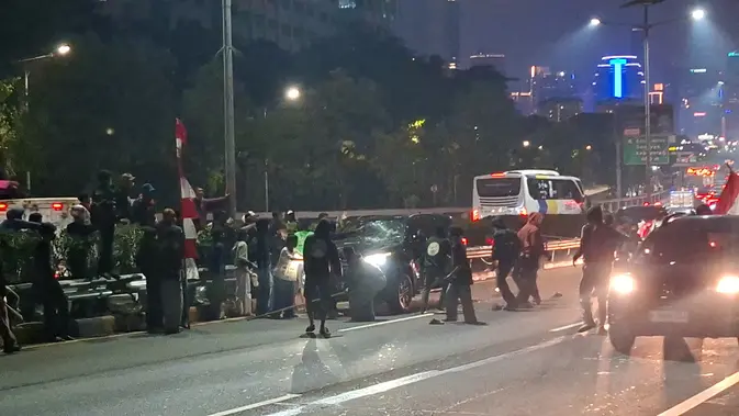 Massa Masuk Jalan Tol, Mobil Diduga Milik Pejabat Dirusak