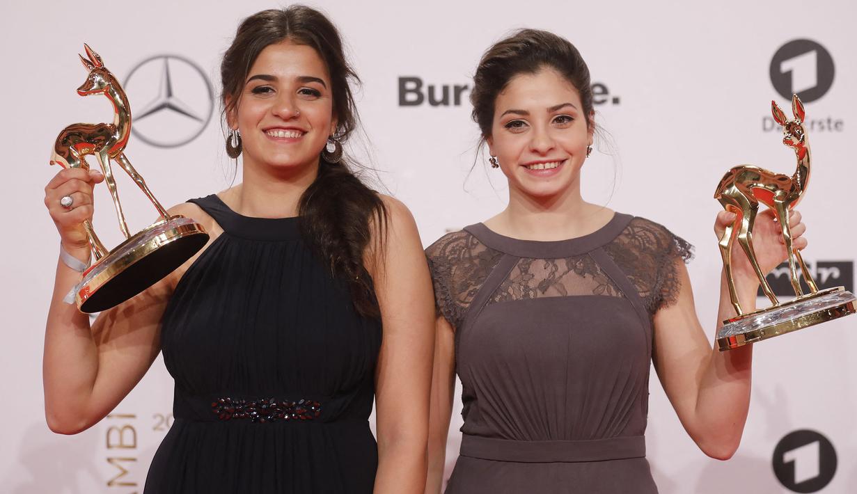 Berkat perjuangannya, Yusra Mardini (kanan) dan saudara perempuannya yang termasuk dalam romobongan imigran, Sarah Mardini dianugerahi penghargaan Bambi, penghargaan tahunan di Jerman dari Hubert Burda Media untuk tokoh-tokoh inspiratif. (Foto: AFP/Axel Schmidt)