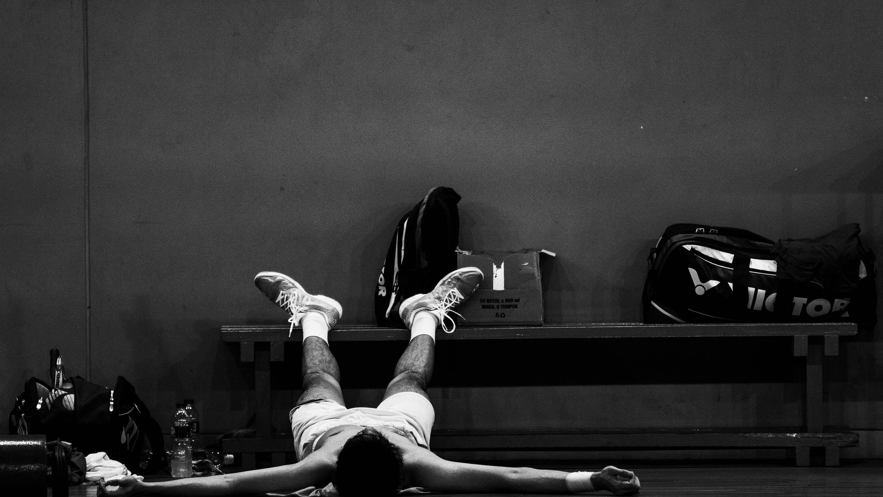 Pebulutangkis ganda putra Indonesia, Ricky Karanda, melepas lelah saat latihan jelang Indonesia Open 2017 di Pelatnas PBSI Cipayung, Jakarta, Kamis (8/6/2017). (Bola.com/Vitalis Yogi Trisna)