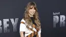 <p>Paula Abdul menghadiri pemutaran perdana film Prey di Regency Village Theatre, Los Angeles, California, Amerika Serikat, 2 Agustus 2022. Penyanyi dan tokoh televisi berusia 60 tahun itu memamerkan kaki kencangnya dalam balutan gaun tiga warna lengan pendek yang dipasangkan dengan sepatu putih hak runcing. (Michael Tran/AFP)</p>