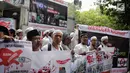 Massa yang tergabung dalam Aksi Solidaritas Islam Indonesia untuk Kashmir menggelar aksi di depan Kedubes India, Jakarta, Rabu (6/2). Massa meminta pemerintah India untuk menarik pasukan militer dari wilayah Kashmir. (Liputan6.com/Faizal Fanani)