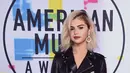 Penyanyi Selena Gomez menghadiri American Music Awards 2017 di Microsoft Theatre, Los Angeles, Minggu (19/11).  Melengkapi penampilannya, Selena memakai cincin dan anting Roberto Coin serta membawa clutch berbahan kulit. (Jordan Strauss/Invision/AP)