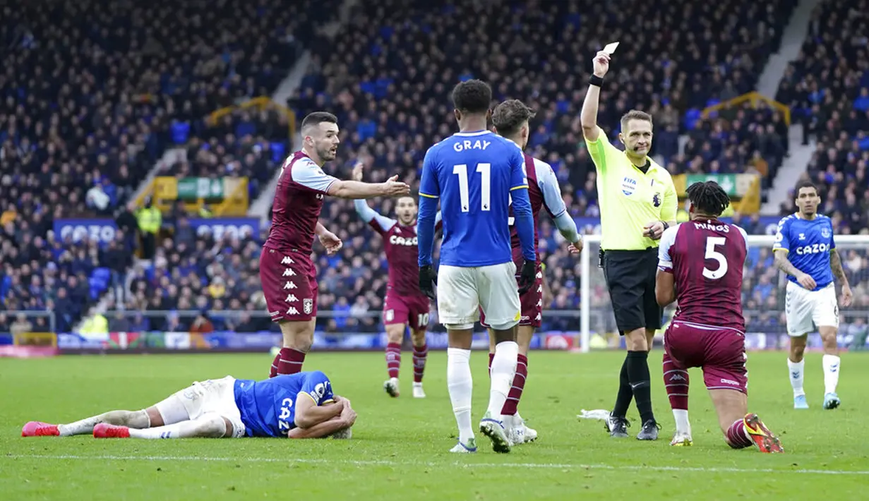Pemain Aston Villa Tyrone Mings mendapat kartu kuning saat melawan Everton pada pertandingan sepak bola Liga Inggris di Stadion Goodison Park, Liverpool, Inggris, 22 Januari 2022. Aston Villa menang dengan skor 1-0. (AP Photo/Jon Super)