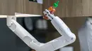 Samsung Bot Chef menunjukkan kemampuannya selama ajang  Consumer Electronics Show (CES) 2020 di Las Vegas, Nevada pada 8 Januari 2020. Dua lengan robot yang dinamai Samsung Bot Chef itu menunjukkan kebolehannya dalam membuat salad untuk pengunjung. (DAVID MCNEW / AFP)
