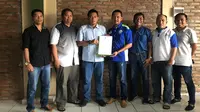 Panpel KLB Asprov PSSI DIY menunjukkan surat keputusan penyelenggaraan KLB yang dikeluarkan PSSI Pusat. (Bola.com/Vincentius Atmaja)