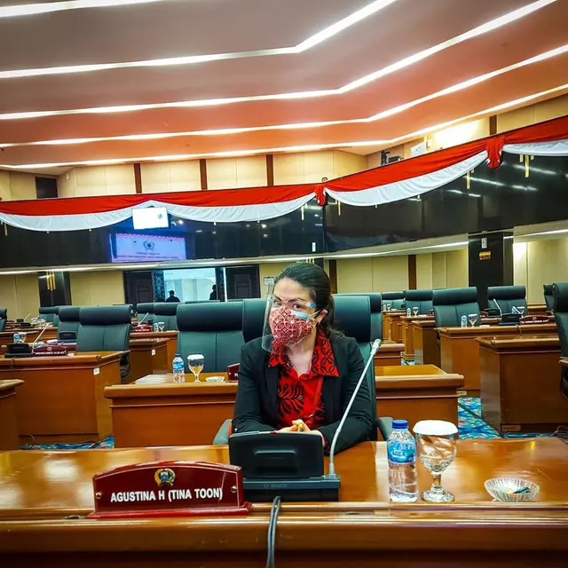 6 Potret Tina Toon Jadi Anggota DPRD DKI, Rapat Hingga Terjun Lapangan