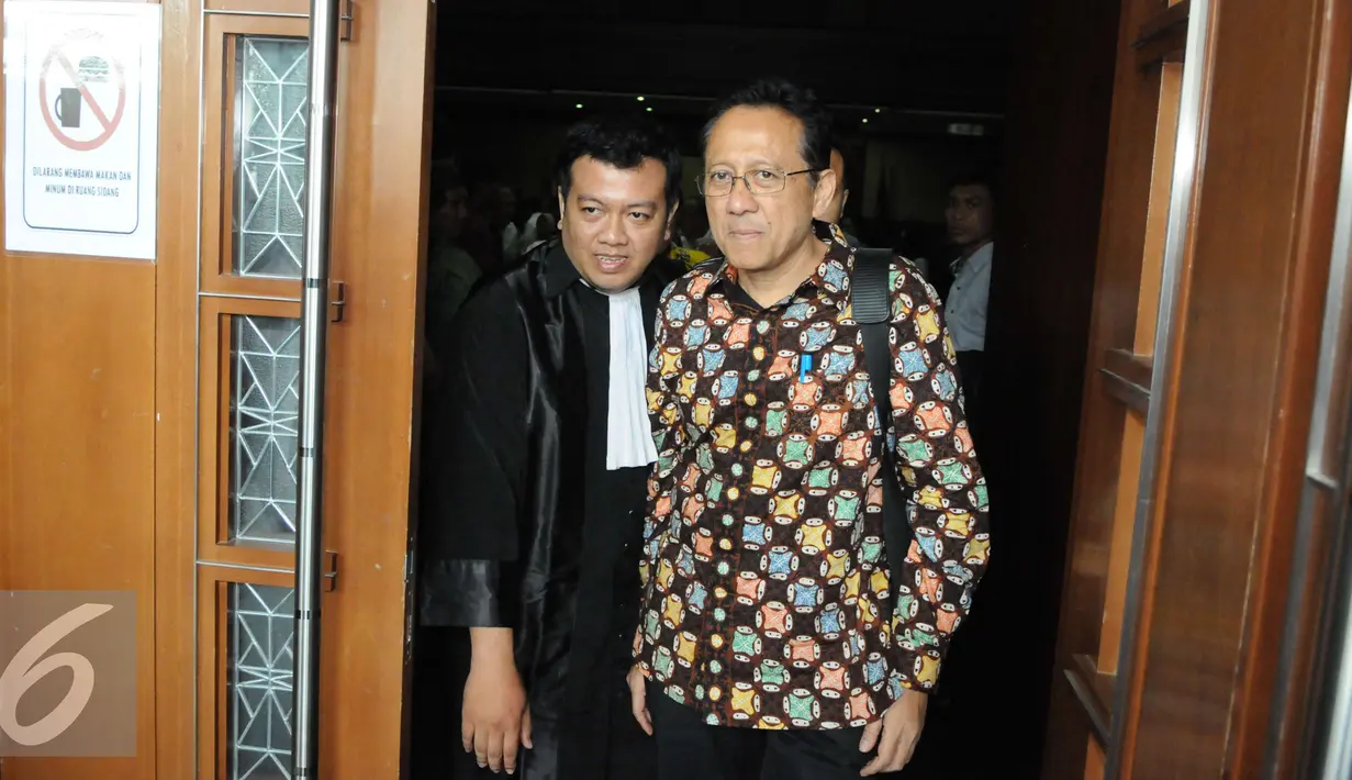 Irman Gusman meninggalkan ruangan usai menjalani sidang lanjutan dengan menghadirkan 4 saksi di pengadilan Tipikor, Jakarta pusat, Rabu (4/1). Dalam sidang tersebut juga menghadirkan staff CV. Semesta Berjaya, Armadewi. (Liputan6.com/Helmi Affandi)