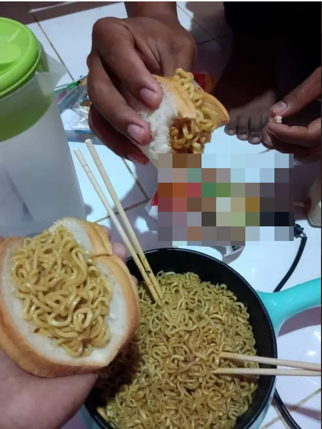 6 Potret Nyeleneh Makan Mi Pakai Roti Tawar, Banyak yang Sebut Enak