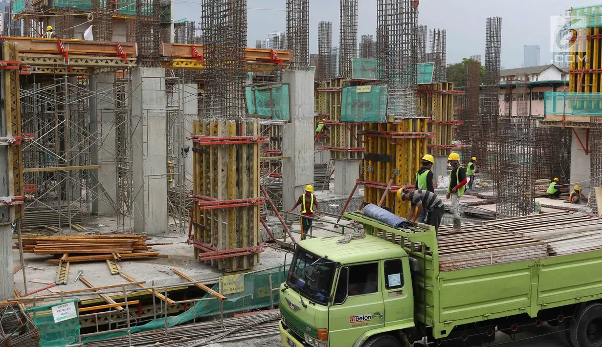 Pekerja kontruksi menyelesaikan proyek pembangunan Rusunawa Tingkat Tinggi Pasar Rumput, Jakarta, Selasa (14/11). Keberadaan rusun ini akan terintegrasi dengan moda transportasi dan pasar. (Liputan6.com/Immanuel Antonius)