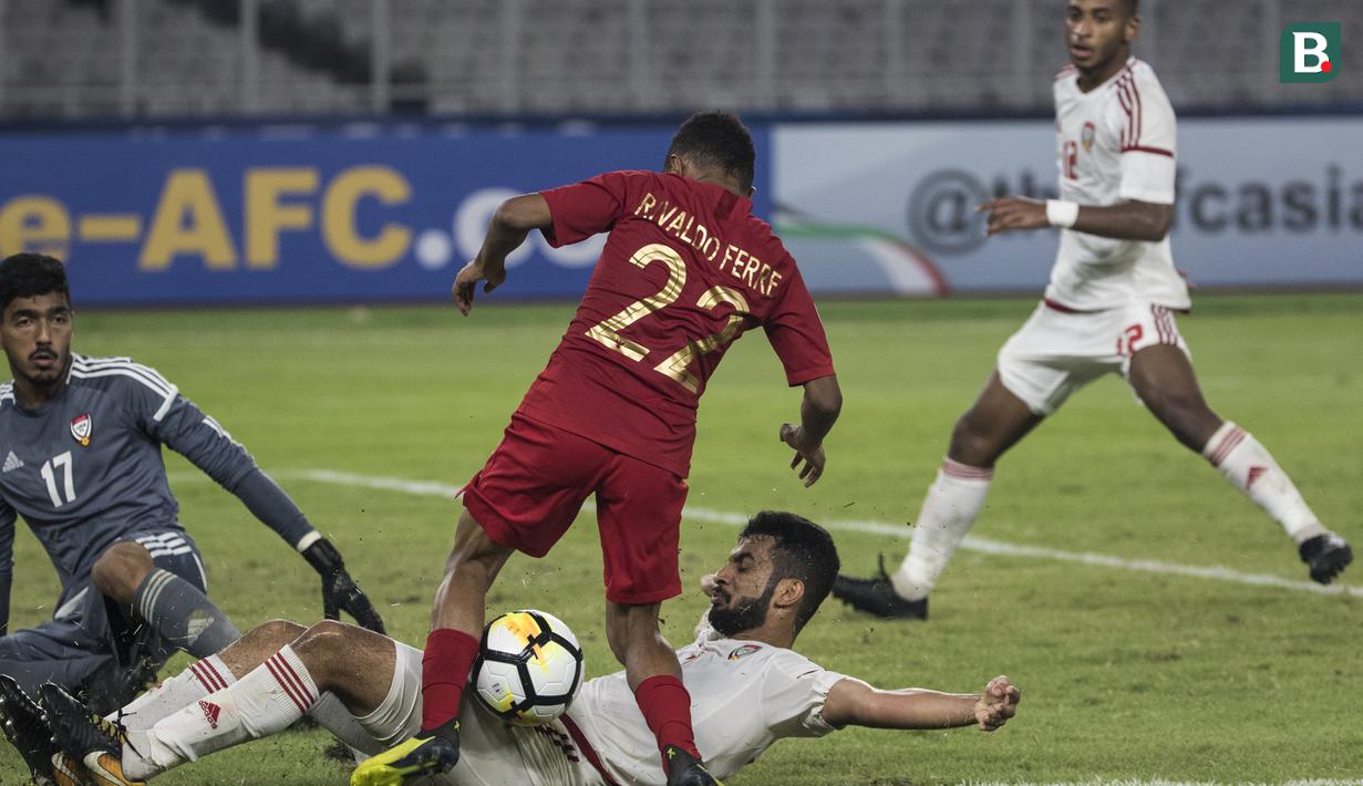 Gelandang Timnas Indonesia, Todd Rivaldo, berusaha membobol gawang UEA pada laga AFC U-19 Championship di SUGBK, Jakarta, Selasa (24/10). Indonesia menang 1-0 atas UEA. (Bola.com/Vitalis Yogi Trisna)
