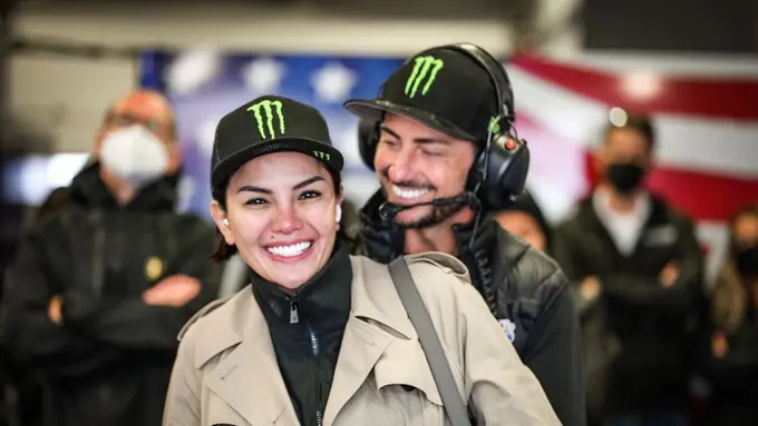 6 Potret Nikita Mirzani dan John Hopkins, Mantan Pembalap MotoGP yang Diduga Pacar Barunya