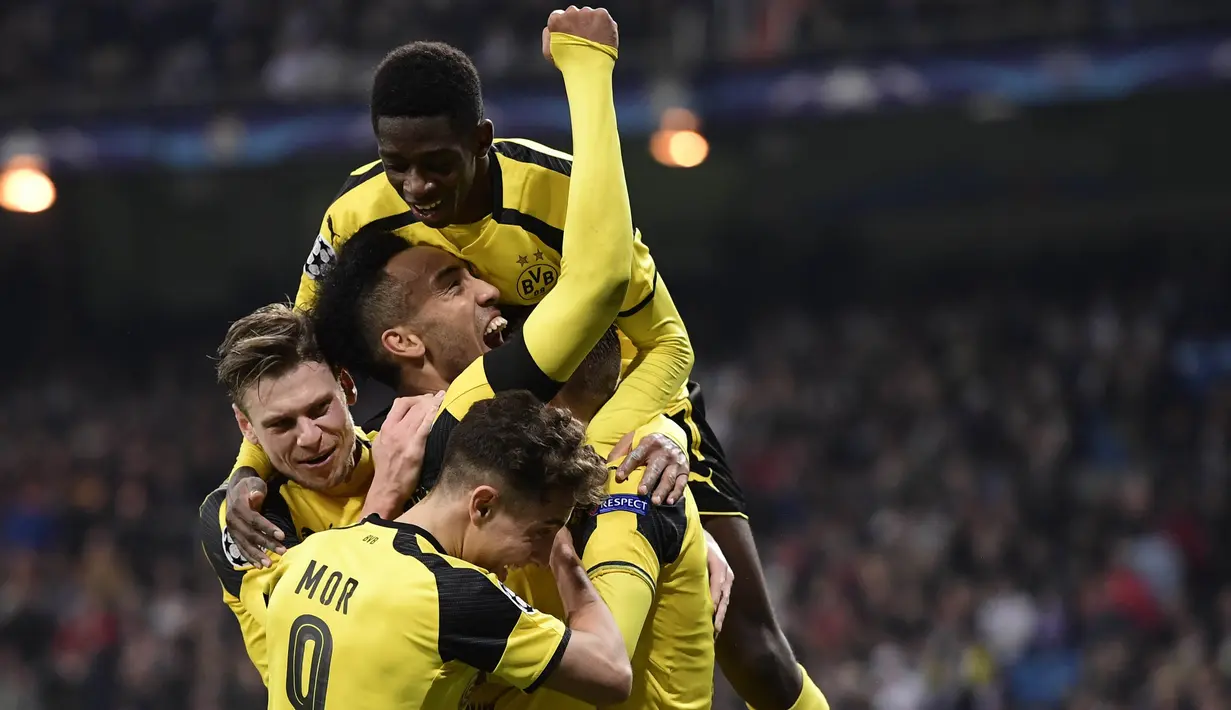 Para pemain Dortmund merayakan gol yang dicetak Pierre-Emerick Aubameyang ke gawang Real Madrid. Dortmund berhasil menjadi juara grup usai menahan imbang Los Blancos 2-2. (AFP/Javier Soriano)