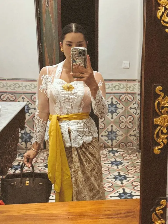 Jennifer Bachdim memakai kebaya. (Instagram/@jenniferbachdim)