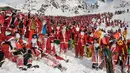 Lebih dari itu 2.000 orang mengenakan kostum Santa Claus berpose untuk foto di resor ski Verbier, Pegunungan Alpen Swiss (2/12). Resor ini menawarkan pengunjung untuk mengenakan kostum Santa Claus. (AFP Photo/Fabrice Coffrini)