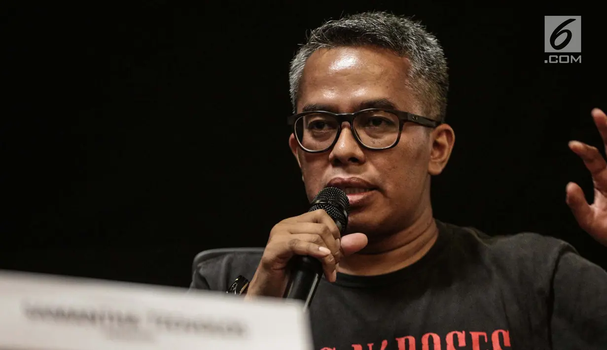 Perwakilan promotor Adib Hidayat memberikan keterangan jelang konser grup band Guns N’ Roses (GNR) di stadion GBK, Jakarta, Selasa (6/11). Konser yang berlangsung sekitar tiga jam akan dipadati 50.000 penonton. (Liputan6.com/Faizal Fanani)