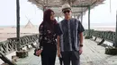 Ini merupakan momen bulan madu Tommy Kurniawan dan Lisya Nurrahmi di Bali. Wah Lisya tampaknya kagum dengan ketampanan dari sang suami. (Foto: instagram.com/tommykurniawann)