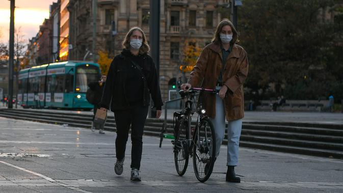 Dua orang pejalan kaki yang mengenakan masker melewati sebuah jalan di Frankfurt, Jerman, 2 November 2020. Jumlah infeksi baru COVID-19 di Jerman bertambah 12.097 kasus dalam sehari. (Xinhua/Lu Yang)
