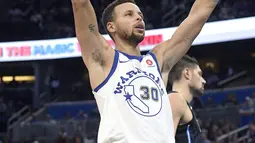 Pebasket Golden State Warriors, Stephen Curry, melakukan selebrasi usai mengalahkan Orlando Magic pada laga NBA di Stadion Amway Center, Sabtu (2/12/2017). Warriors menang 133-113 atas Magic. (AP/Phelan M. Ebenhack)