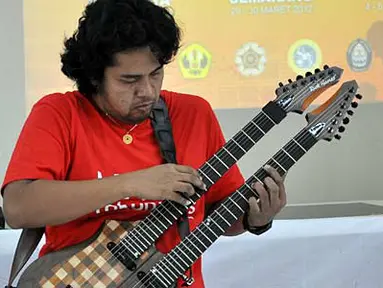 Balawan memeriahkan acara pembukaan SCTV Goes Campus Yogyakarta di Kampus Fisipol Universitas Gajahmada (15/3).(Foto: Agung Binarko)