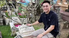 Baru-baru ini, Ifan Seventeen membagikan momen ziarah ke makam Dylan Sahara. Seperti diketahui, istri Ifan Seventeen menjadi korban dalam bencana tsunami di Banten tahun 2018 lalu. Selang 3 tahun kepergian almarhum, Ifan resmi menikah lagi dengan Citra Monica. (Liputan6.com/IG/@ifanseventeen)