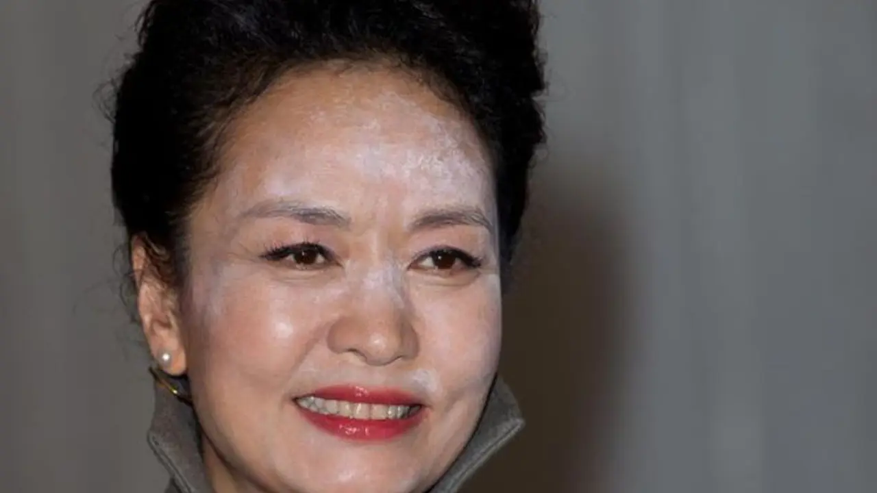 Make Up Berantakan, Ibu Negara Tiongkok Diolok Netizen