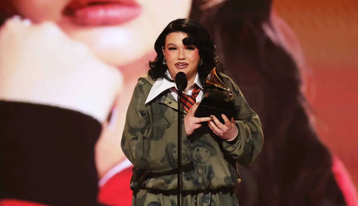 Salah satunya dari kategori Penyanyi Pop Terbaik yang jatuh ke tangan Lola Young lewat lagu “Messy”. Tampak dalam foto, penyanyi sekaligus penulis lagu asal Inggris, Lola Young menerima penghargaan untuk Penyanyi Pop Terbaik di atas panggung Penghargaan GRAMMY ke-68 di Crypto.com Arena, Los Angeles, California, pada 1 Februari 2026. (KEVIN WINTER/GETTY IMAGES NORTH AMERICA/Getty Images via AFP)