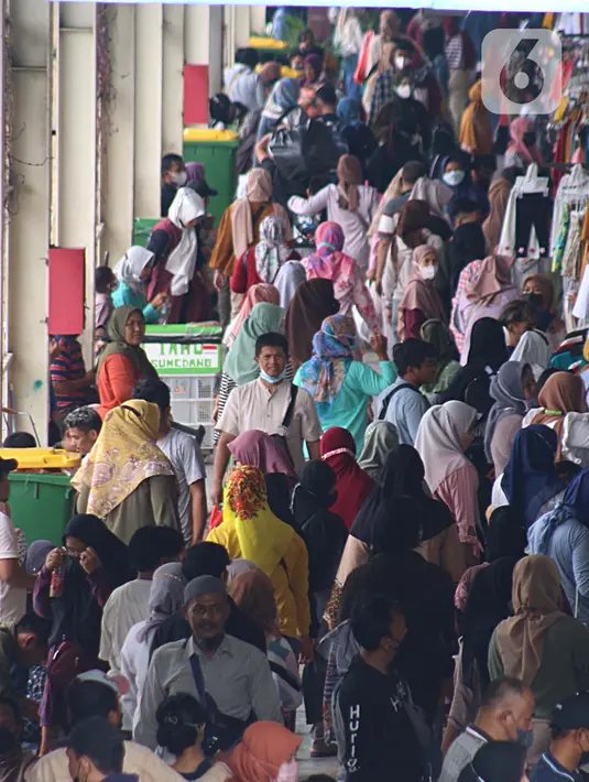 Kepadatan masyarakat saat beraktivitas di kawasan Tanah Abang, Jakarta, Senin (28/2/2022). Menteri Kesehatan (Menkes) Budi Gunadi Sadikin mengatakan pemerintah tengah menyusun strategi untuk mengubah status pandemi Covid-19 menjadi endemi. (Liputan6.com/Angga Yuniar)