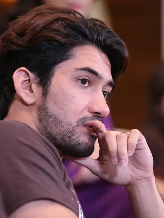 "Kalau syuting lawan mainnya seperti dia (Adinia Wirasti), buat saya sih itu mempermudah untuk kita bisa kerja sama. Kita ngobrol bareng, disukai bareng, itu memudahkan sekali," ucap Reza Rahadian. (Adrian Putra/Bintang.com)