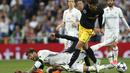 Pemain Atletico, Lucas Hernandez (kanan) bertarung merebut bola dengan pemain Real Madrid, Sergio Ramos pada laga leg pertama semifinal Liga Champions di Santiago Bernabeu stadium, Madrid, ( 2/5/2017). Real Madrid menang 3-0. (AP/Francisco Seco)