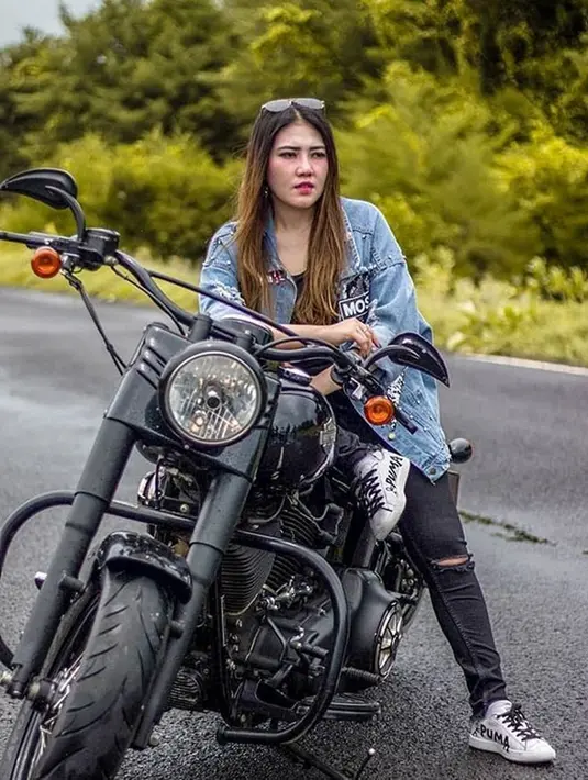 Walau hanya untuk keperluan video klip, ia terlihat gagah berada di atas moge yang juga didominasi warna hitam tersebut. (Liputan6.com/YouTube/Via Vallen)