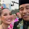 Momen langka terjadi ketika BCL foto bareng Presiden Jokowi di Istana Negara dengan meminjam ponsel Okky Lukman. RI-1 tampak tersenyum bahagia. (Foto: Dok. Instagram @bclsinclair)