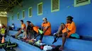 Sejumlah pemain Persipura bersiap melakukan latihan di Lapangan C Senayan, Jakarta, Selasa (5/5/2015). Latihan tersebut merupakan persiapan jelang AFC 2015 di Bengaluru, India, 12 Mei mendatang. (Liputan6.com/Helmi Fithriansyah)
