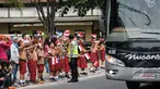 Ratusan pelajar dan warga menyabut kedatangan Para kepala Negara dan delegasi dari Asia dan Afrika mengikuti 'Historical Walk' dalam rangkaian Peringatan KAA ke-60, di Jalan Asia Afrika, Bandung, Jumat (24/4/2015). (Liputan6.com/Faizal Fanani)