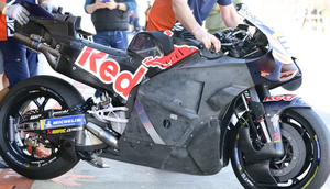 Momen KTM mencoba motor 850cc yang dipersiapkan untuk MotoGP 2027. (X/KTM)