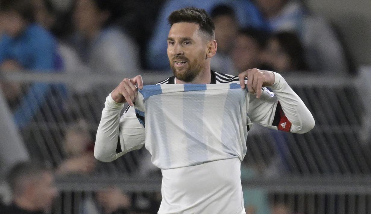 Striker Timnas Argentina, Lionel Messi sementara menghuni posisi puncak dalam daftar top skor Kualifikasi Piala Dunia 2026 Zona Conmebol. Pemain berusia 36 tahun yang kini tengah menjalani musim pertama bersama Inter Miami di MLS ini total telah mencetak 3 gol dari 3 laga. Argentina sementara memuncaki klasemen kualifikasi Piala Dunia 2026 Zona Conmebol dengan koleksi 12 poin dari 4 laga, dan menjadi satu-satunya kontestan yang mampu menyapu bersih 4 kemenangan. (AFP/Juan Mabromata)