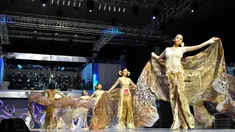 Bertepatan dengan 25 tahun berkarya, Anne Avantie menggelar fashion show bertajuk ‘Merenda Kasih’, Jakarta, (3/9/14). (Liputan6.com/Panji Diksana)