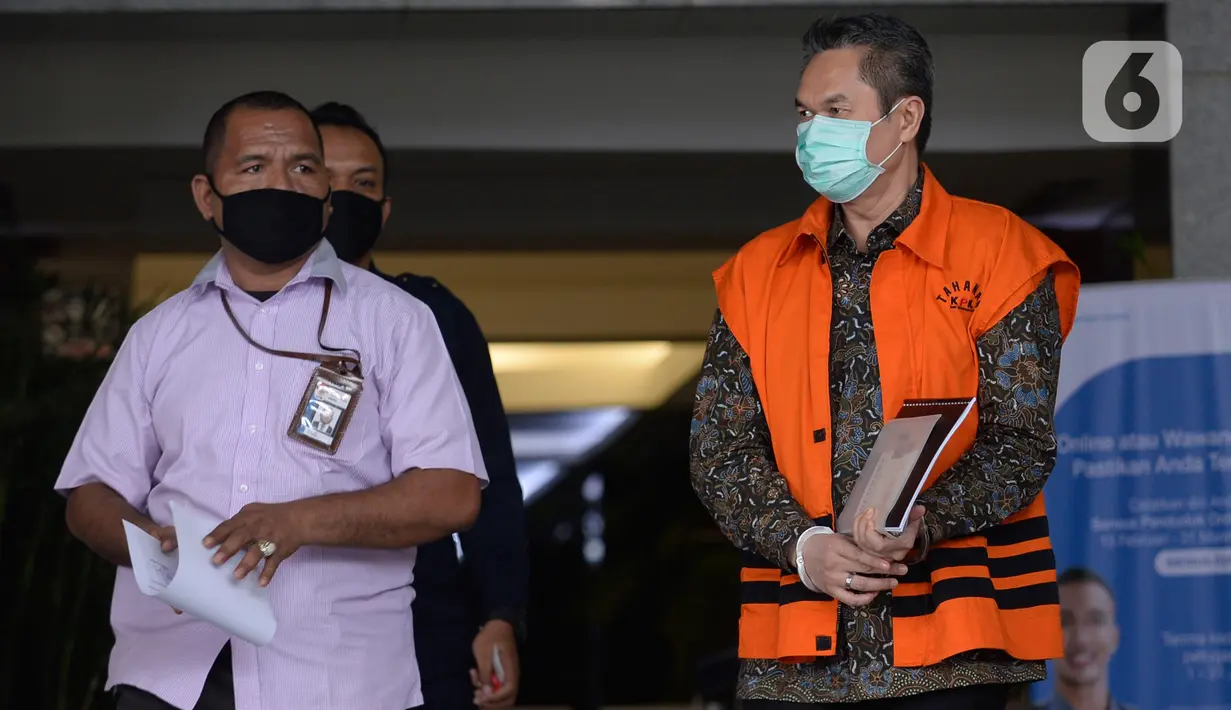 Terdakwa kasus suap proyek Baggage Handling System (BHS) di PT Angkasa Pura Propertindo Andra Y Agussalam usai sidang vonis lewat konferensi video di Gedung KPK, Jakarta, Rabu (8/4/2020). Andra divonis 2 tahun 6 bulan penjara dan denda Rp 100 juta subsider 3 bulan kurungan. (merdeka.com/Dwi Narwoko)