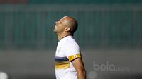 Pemain Persela Lamongan, Ivan Carlos saat gagal mencetak gol ke gawang PS TNI pada lanjutan Liga 1 Indonesia 2017 di Stadion Pakansari, Bogor, Sabtu (27/5/2017). (Bola.com/Nicklas Hanoatubun)