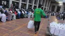 Petugas membagikan takjil jelang berbuka puasa pada hari kedua bulan Ramadan di Masjid Istiqlal, Jakarta, Minggu (28/5). Panitia masjid juga menyiapkan 3000 kotak makanan pada hari Senin - Kamis.(Liputan6.com/Helmi Afandi) 