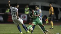 Striker PSMS, Suhandi, berebut bola dengan bek PSIS, Safrudin Tahar, pada laga semifinal Liga 2 2017 di Stadion GBLA, Bandung, Sabtu (25/11/2017). PSMS menang 2-0 atas PSIS. (Bola.com/Vitalis Yogi Trisna)