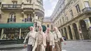 Natasha Rizky, Ratna Galih, Nina Zatulini, dan Dian Ayu Lestari menghabiskan liburan bersama di Paris. Keempatnya sahabat ini pun memang sudah lama memutuskan untuk berhijab. [@natasharizkynew]