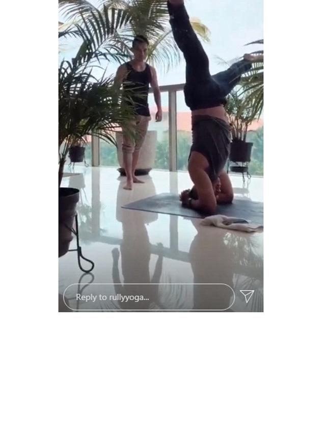 6 Potret Nikita Willy dan Indra Priawan saat Yoga Bareng, Kompak Banget