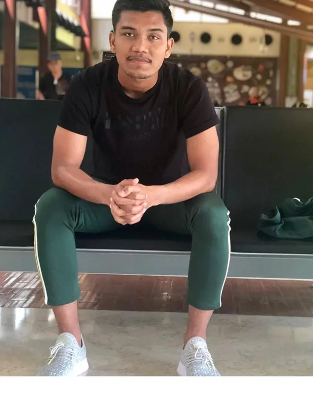 7 Potret Miswar Saputra saat di Luar Lapangan, Penjaga Gawang Andalan Persebaya